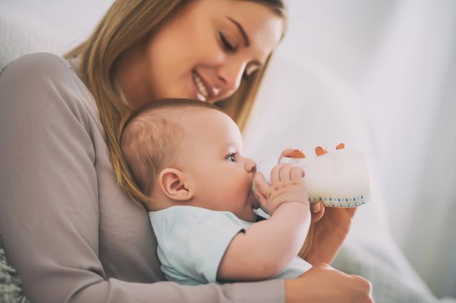 Mama karmi dziecko z butelki